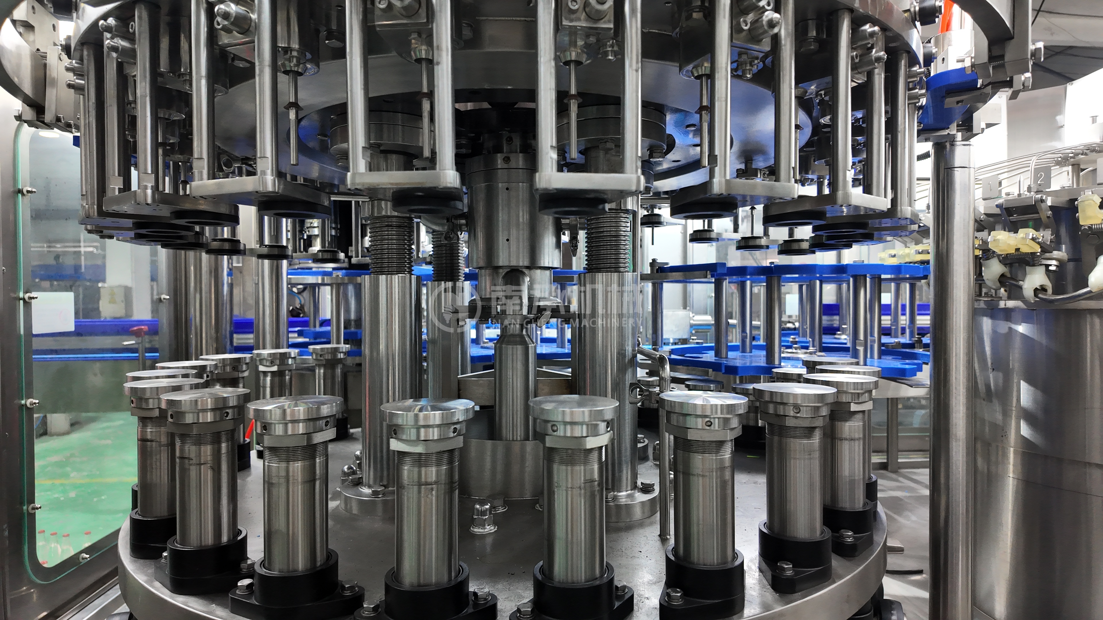 Carbonated beverage glass bottle filling machine